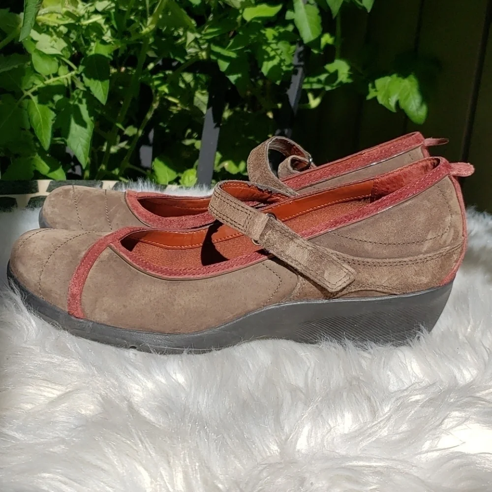 Privo by Clarks brown suede mary janes -8M